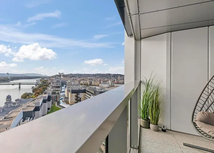 Апартаменти Luxury Eurovea Tower - Danube & Castle Братислава
